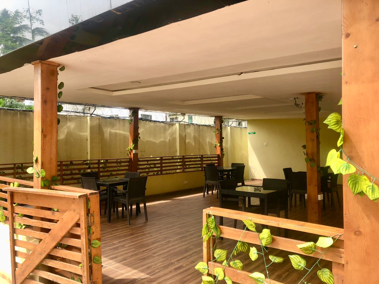 La Plaza Front